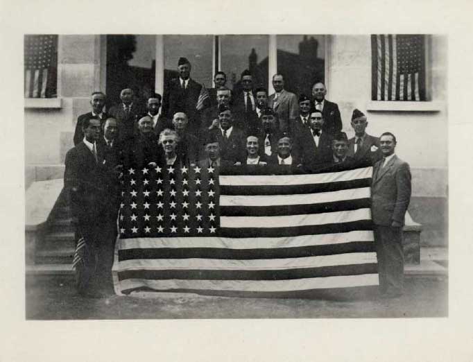 Amerikaner posieren vor dem Taittinger Hauptsitz, Place Saint-Nicaise.